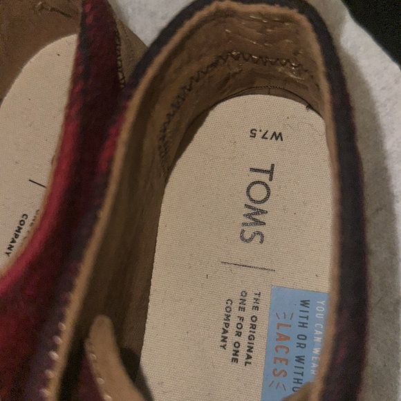 NWOT Toms Women’s Size 7.5 Red and Black with Tan Leather Outlining. New. - Picture 4 of 8
